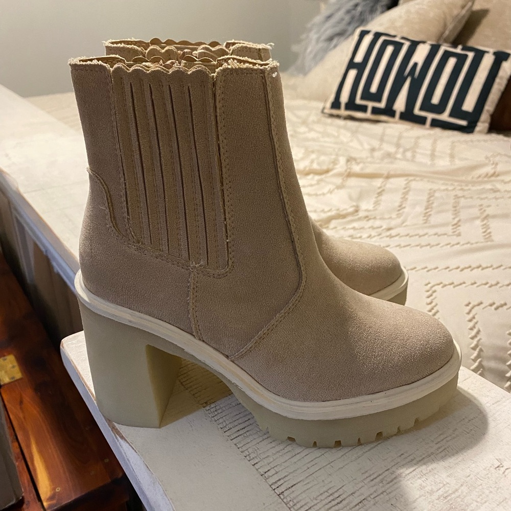 NWT Oasis Society Anastasia Lug Chelsea Beige Ankle Boots w/Chunky Heel size 6